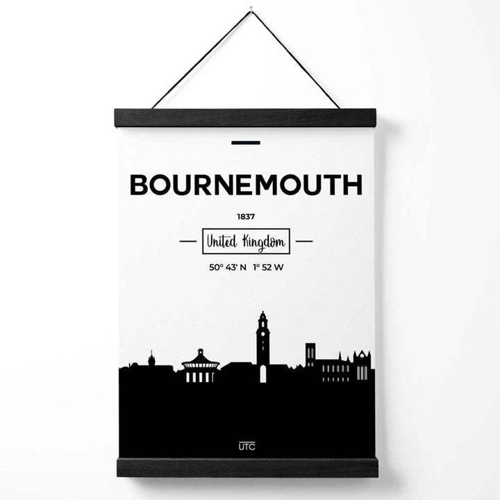 Svart-hvitt bybildeplakat i Bournemouth med oppheng