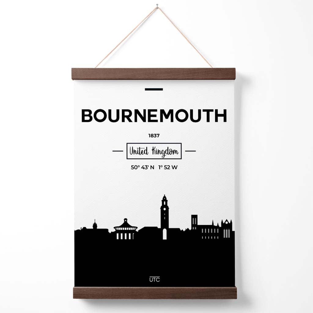 Svart-hvitt bybildeplakat i Bournemouth med oppheng