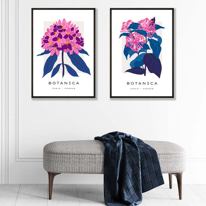 Sett med 2 kunsttrykk med knallrosa og blå blomster i sommermarkedet