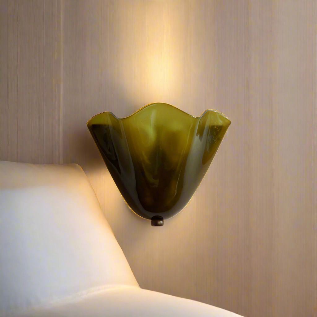 Skanto | Retro vegglampe laget av farget glass i skjørtformet skålmønster