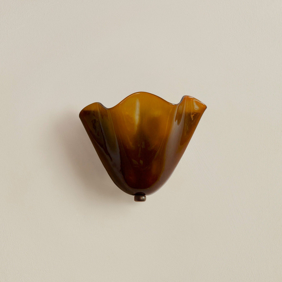 Skanto | Retro vegglampe laget av farget glass i skjørtformet skålmønster