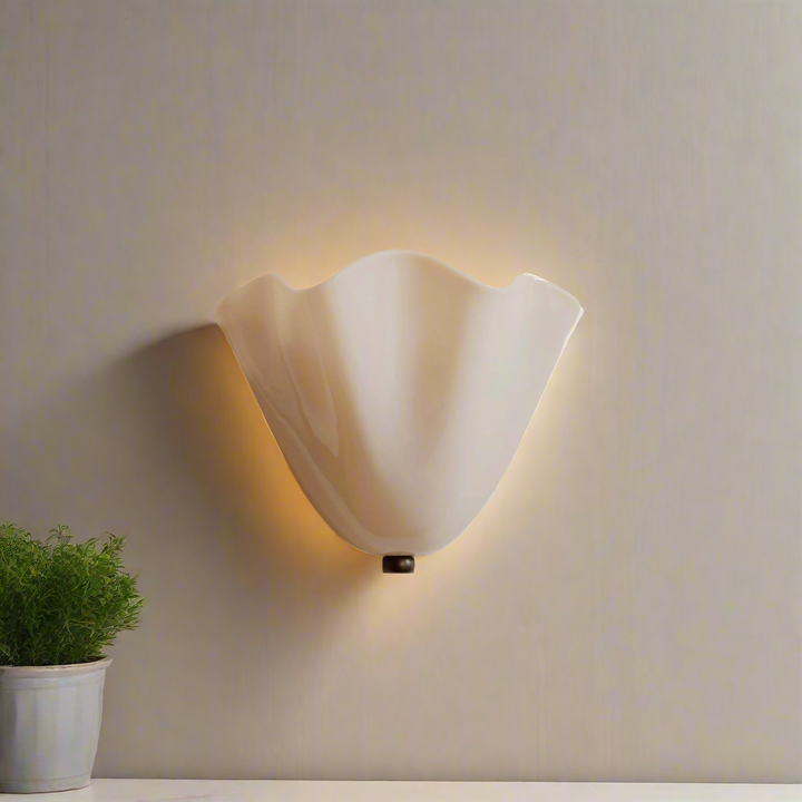 Skanto | Retro vegglampe laget av farget glass i skjørtformet skålmønster