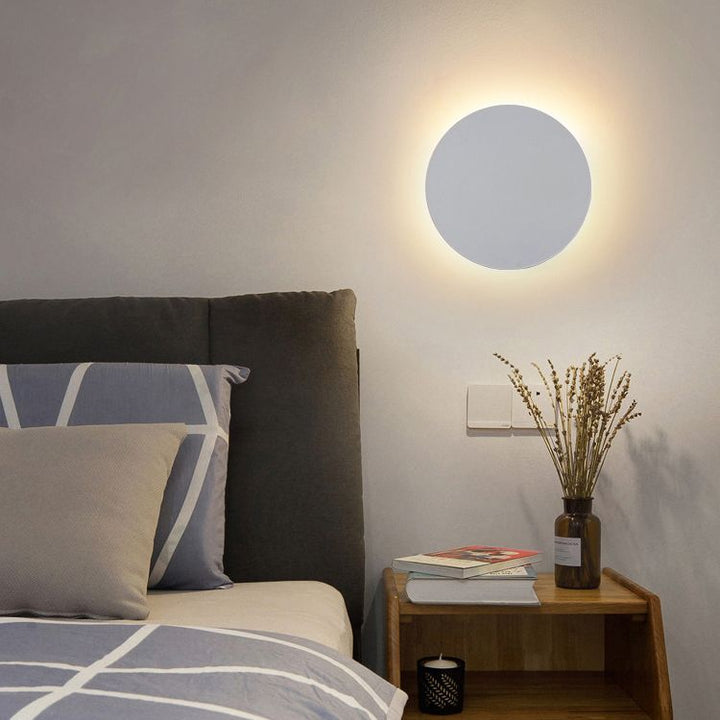 Skanto | GlowAura – Rund vegglampe i metall for soverom/stue