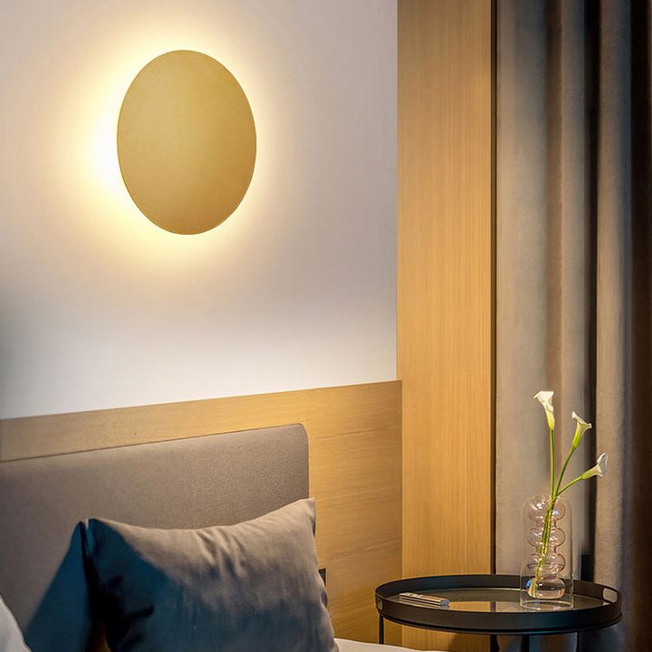 Skanto | GlowAura – Rund vegglampe i metall for soverom/stue
