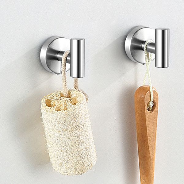 Moderne baderomstilbehørssett laget av børstet forkrommet rustfritt stål: håndklestang/-ring og badekrok