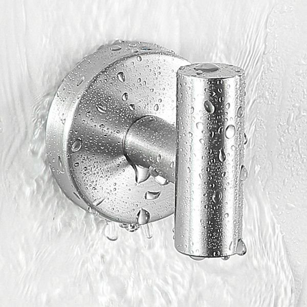 Moderne baderomstilbehørssett laget av børstet forkrommet rustfritt stål: håndklestang/-ring og badekrok