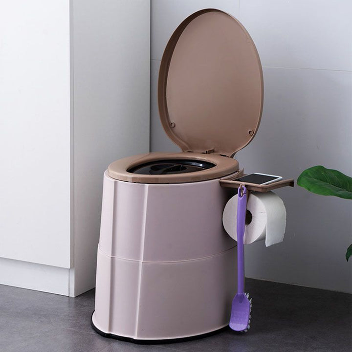 Moderne vegghengt plasttoalett med toalettsete til badet