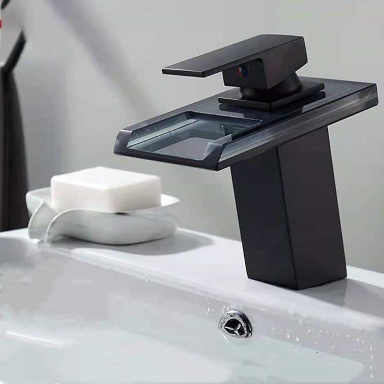 Ettgreps blandebatteri til servant, 1-hulls. Mye brukt blandebatteri til bad med LED-belysning.