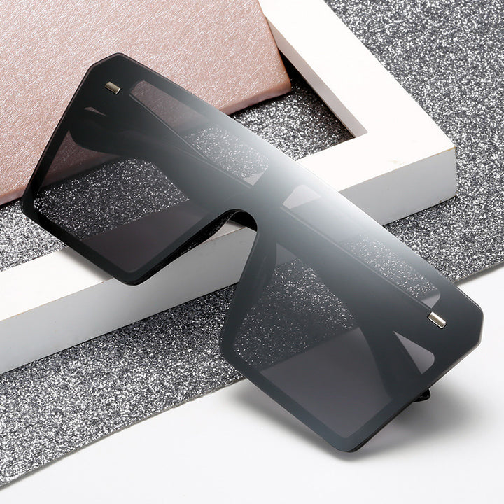 Dame Oversized solbriller i futuristisk design Skanto