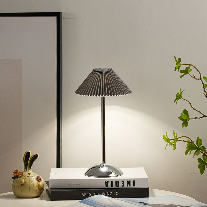 Skanto | Moderne skandinavisk oppladbar jernstoff cone plisserte LED bordlampe for nattbord