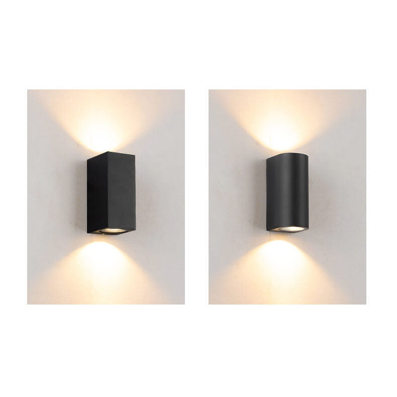 Moderne, enkel, vanntett vegglampe med 2 lyskilder laget av aluminium og glass i sylindrisk design for utendørs bruk.
