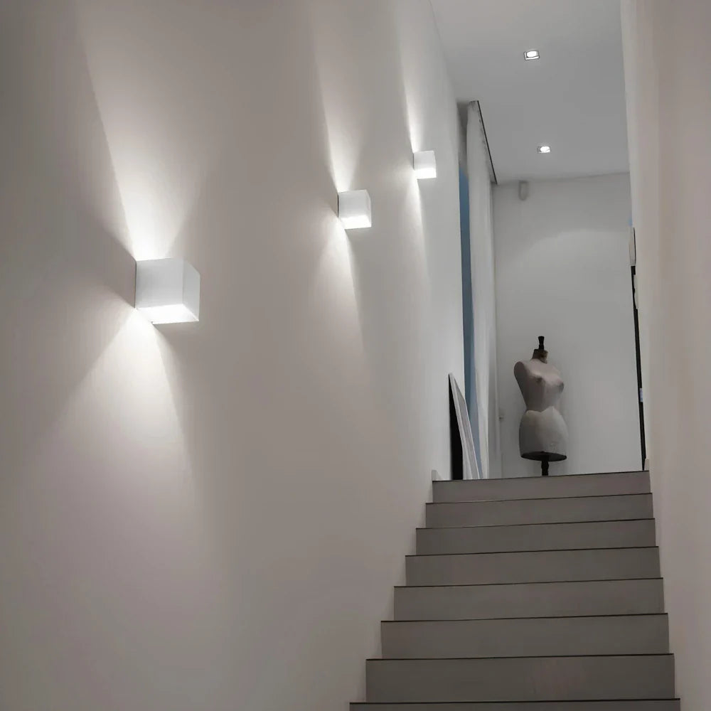 Skanto | Moderne svart aluminium vegglampe