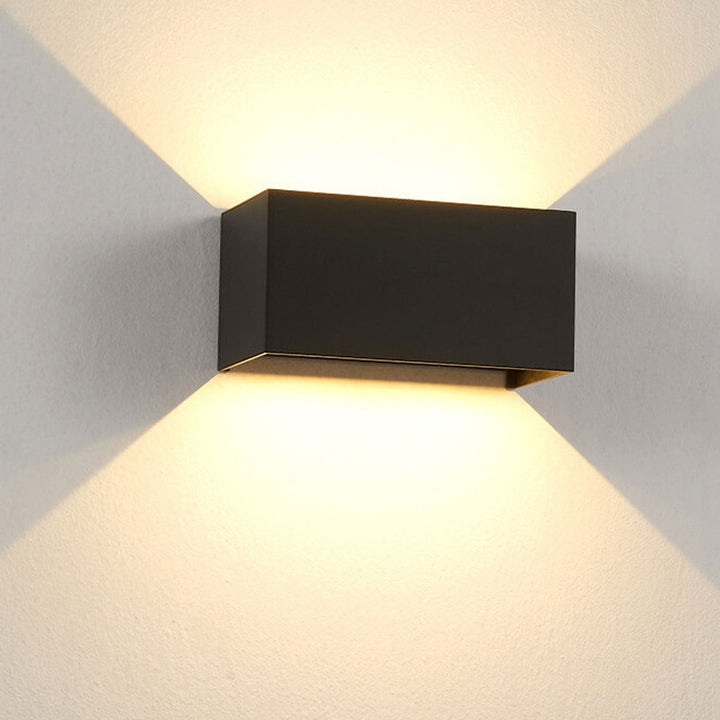 Moderne, vanntett, rektangulær LED-vegglampe for utendørs bruk med oppover- og nedoverrettet belysning.