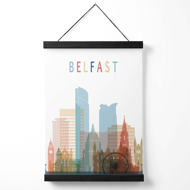 Fargerik plakat med bybilde fra Belfast og oppheng