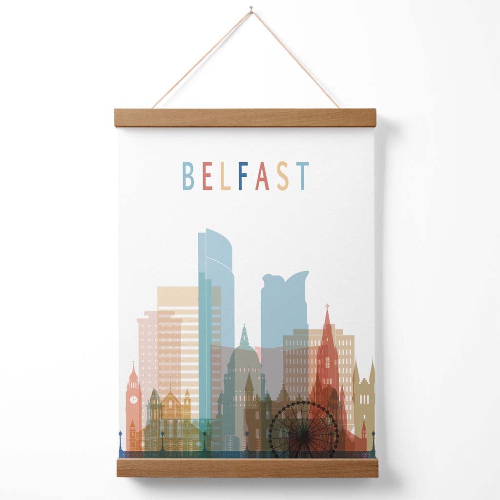 Fargerik plakat med bybilde fra Belfast og oppheng