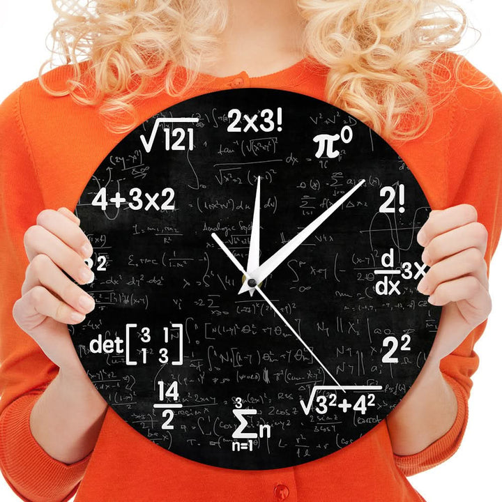 Skanto | Matematisk Veggklokke med Svart Symbol Design