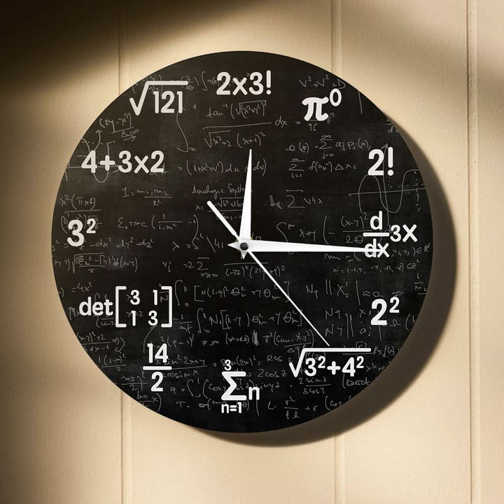 Skanto | Matematisk Veggklokke med Svart Symbol Design