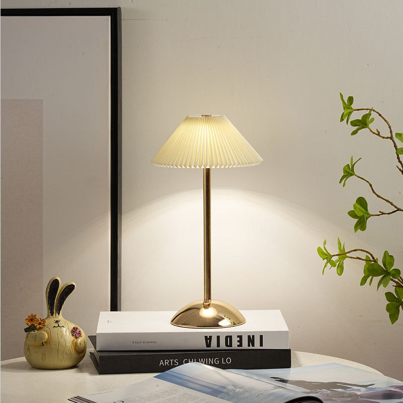 Skanto | Moderne skandinavisk oppladbar jernstoff cone plisserte LED bordlampe for nattbord