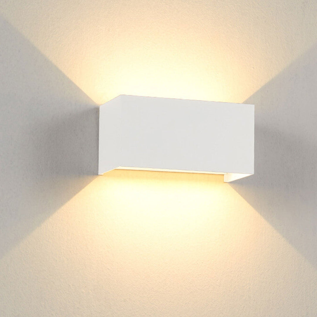 Moderne, vanntett, rektangulær LED-vegglampe for utendørs bruk med oppover- og nedoverrettet belysning.