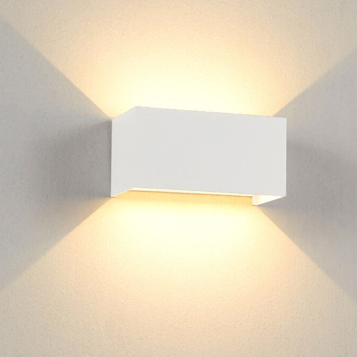 Moderne, vanntett, rektangulær LED-vegglampe for utendørs bruk med oppover- og nedoverrettet belysning.