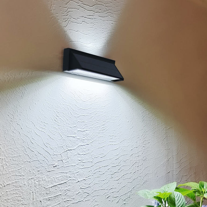 Vanntett, rektangulær LED-vegglampe for utendørs bruk med solenergi, ideell for terrasse og hage.