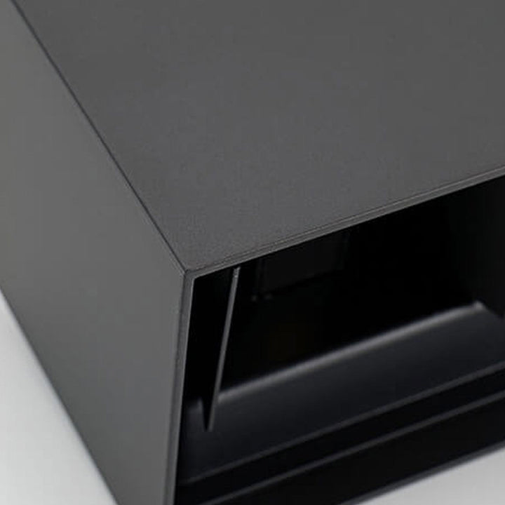 Moderne, vanntett, rektangulær LED-vegglampe for utendørs bruk med oppover- og nedoverrettet belysning.