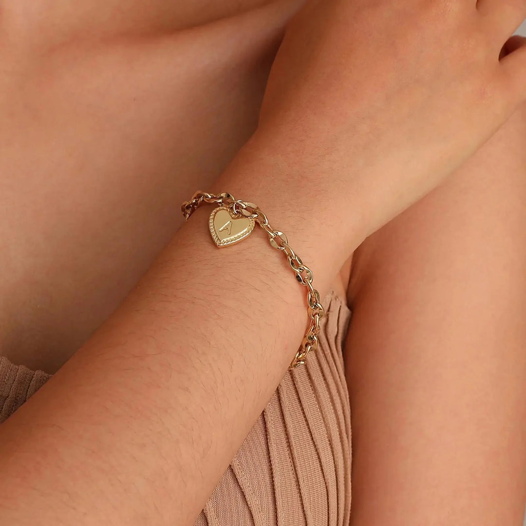Skanto | 14k Delikat Hjerte Graverte Bokstav Initial Armbånd