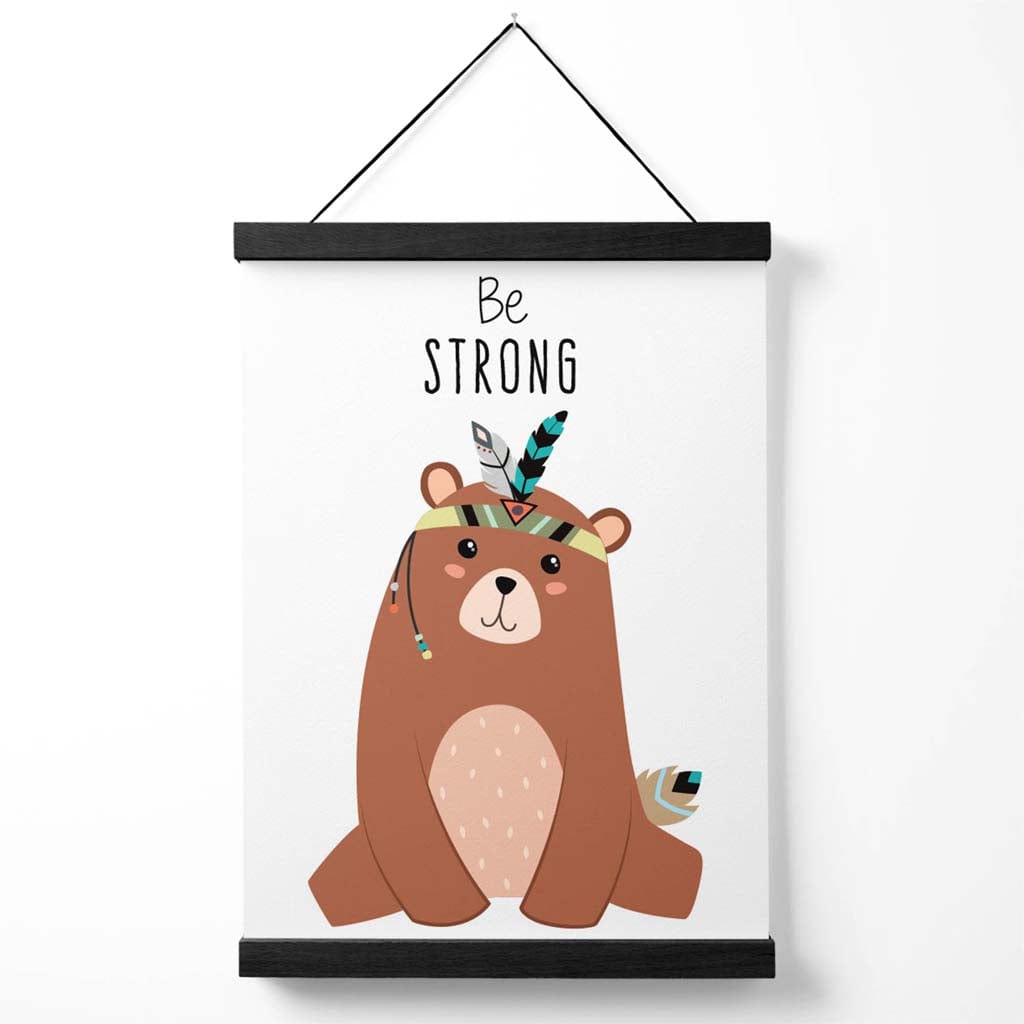 Plakat med sitat om stammedyr og bjørnemotiv, med oppheng