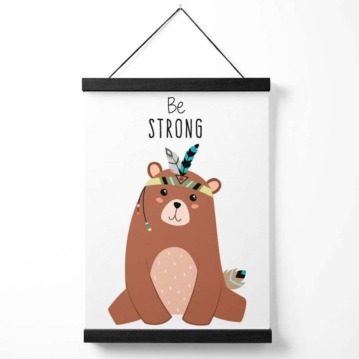 Plakat med sitat om stammedyr og bjørnemotiv, med oppheng