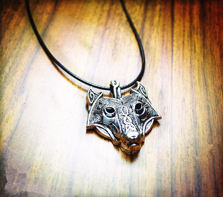 Norse Wolf Head Necklace - Gratis frakt! | Skanto