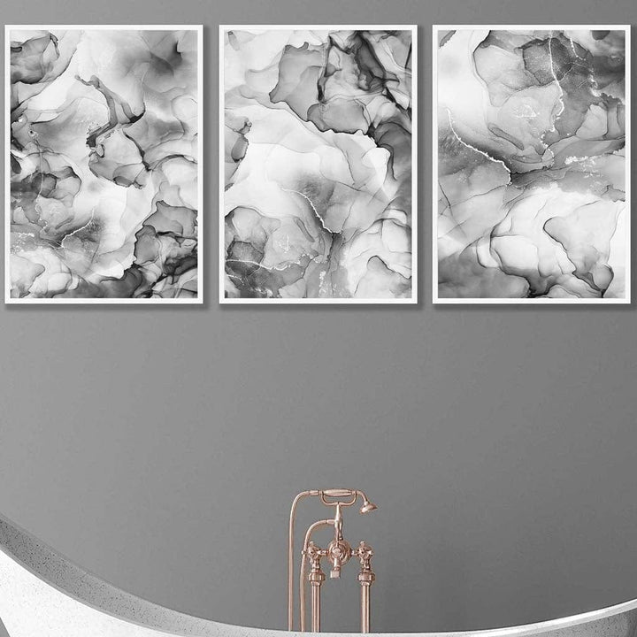 Abstrakt blomstermønster i grått, sett med 3 veggkunstverk | Innrammet