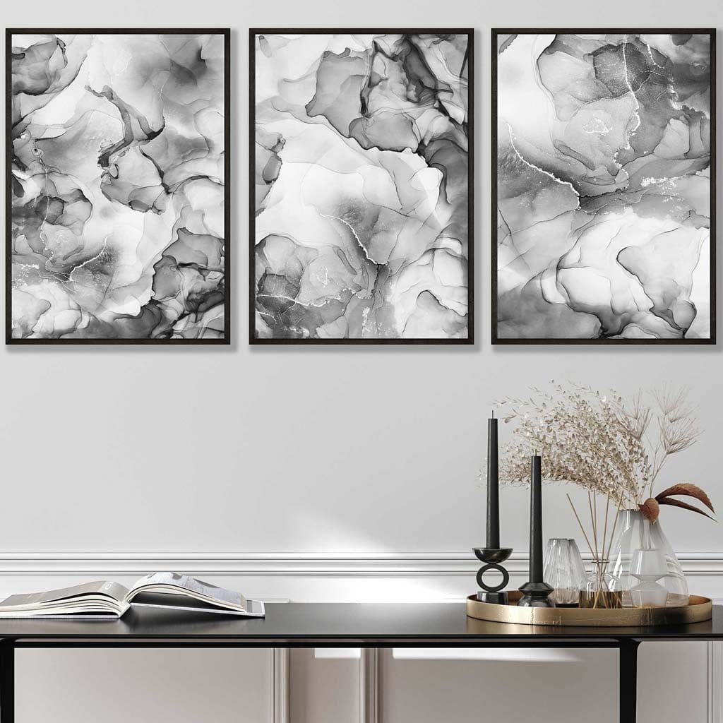 Abstrakt blomstermønster i grått, sett med 3 veggkunstverk | Innrammet
