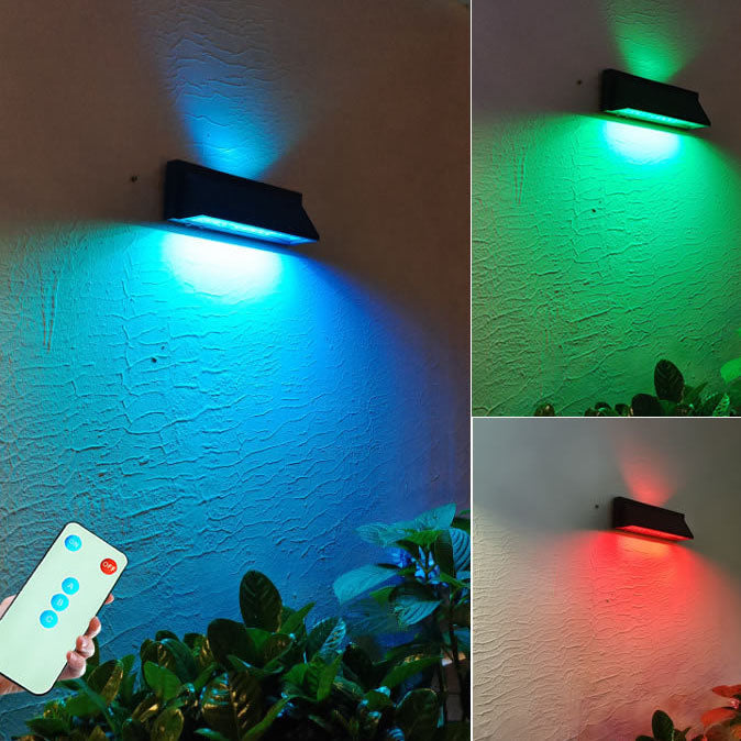 Vanntett, rektangulær LED-vegglampe for utendørs bruk med solenergi, ideell for terrasse og hage.