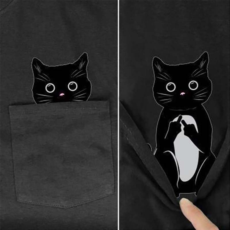Skanto | Lommer Midt Finger Katt T-skjorte