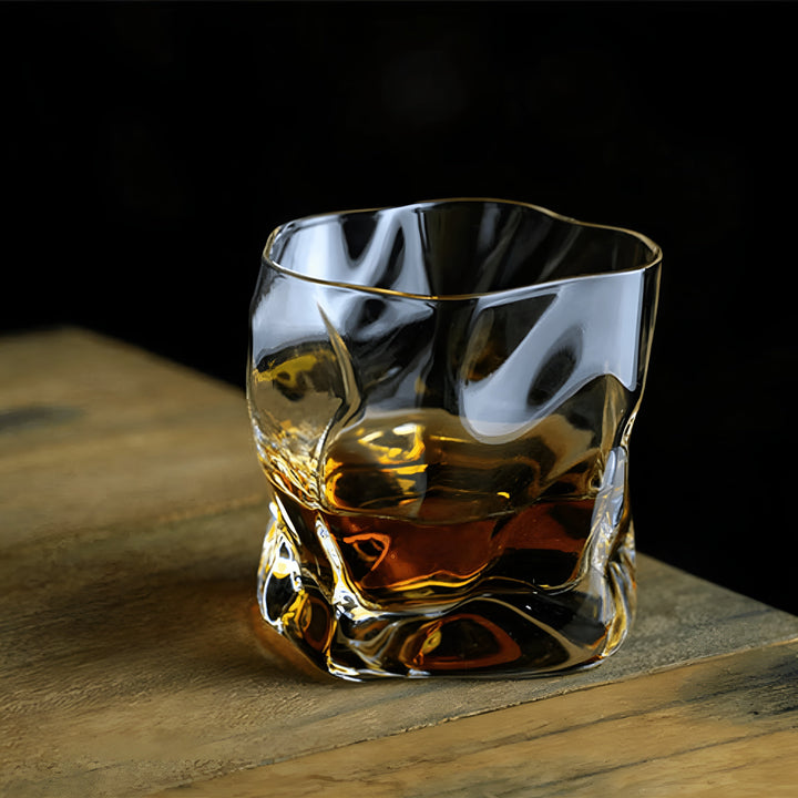 Whiskyglass i Edo Kiriko-stil – håndskåret med et unikt krølledesign