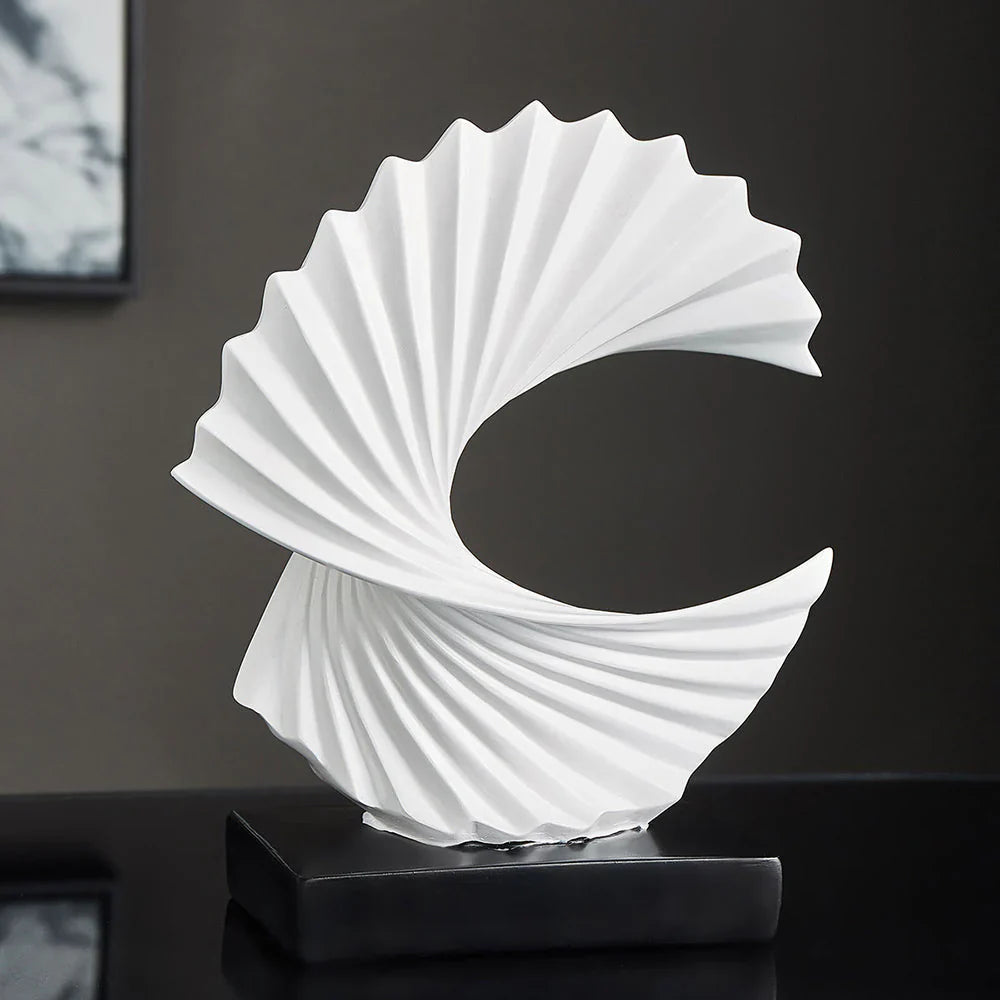 Skanto | Stilig Halvmåne Skulptur – Elegant Månedekor for Hjem & Kontor