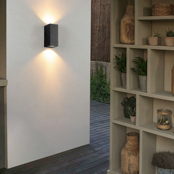 Moderne, enkel, vanntett vegglampe med 2 lyskilder laget av aluminium og glass i sylindrisk design for utendørs bruk.