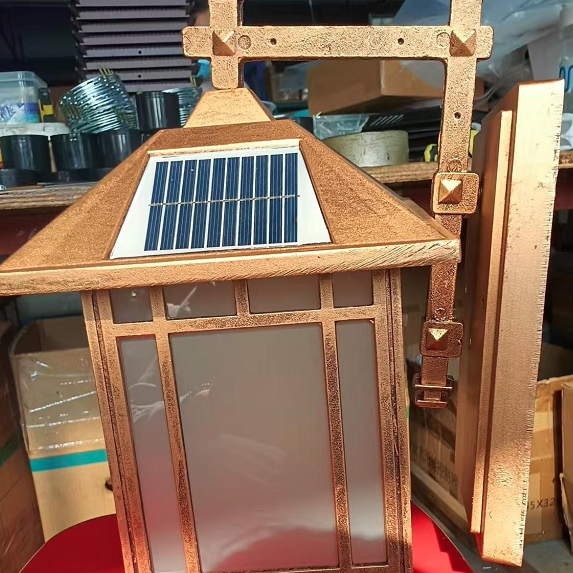 Moderne, vanntett solcelledrevet vegglampe laget av aluminium formet som en kinesisk paviljong med én lyskilde