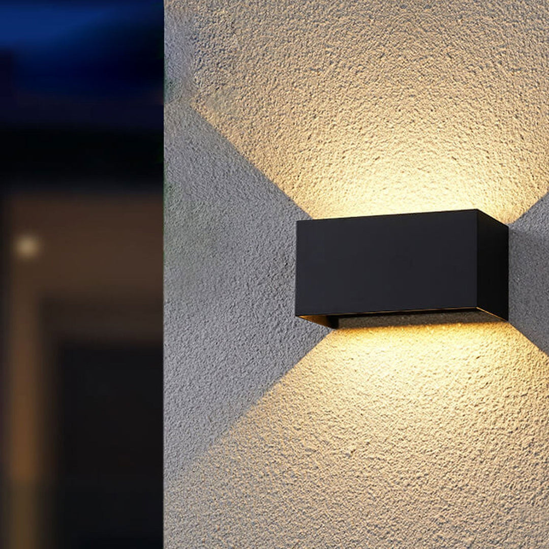Moderne, vanntett, rektangulær LED-vegglampe for utendørs bruk med oppover- og nedoverrettet belysning.