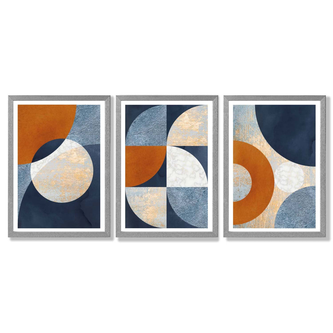 Abstrakt geometrisk sett med 3 innrammede kunsttrykk i marineblått, oransje og gull