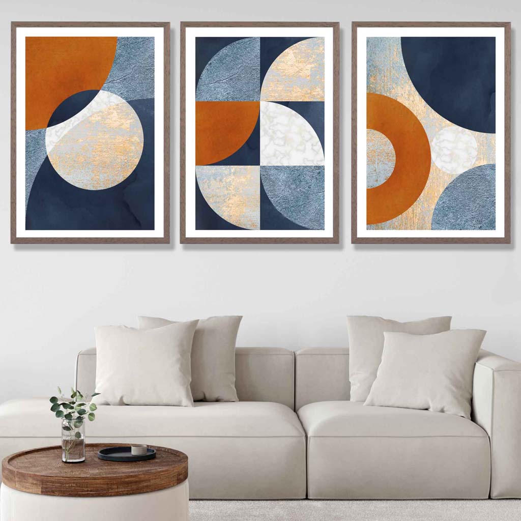 Abstrakt geometrisk sett med 3 innrammede kunsttrykk i marineblått, oransje og gull