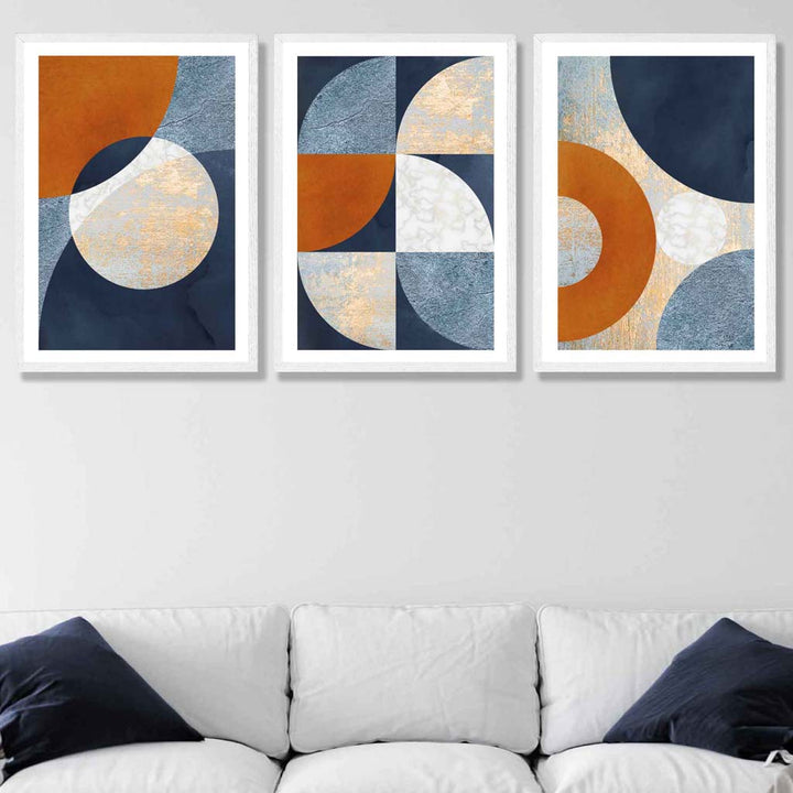 Abstrakt geometrisk sett med 3 innrammede kunsttrykk i marineblått, oransje og gull