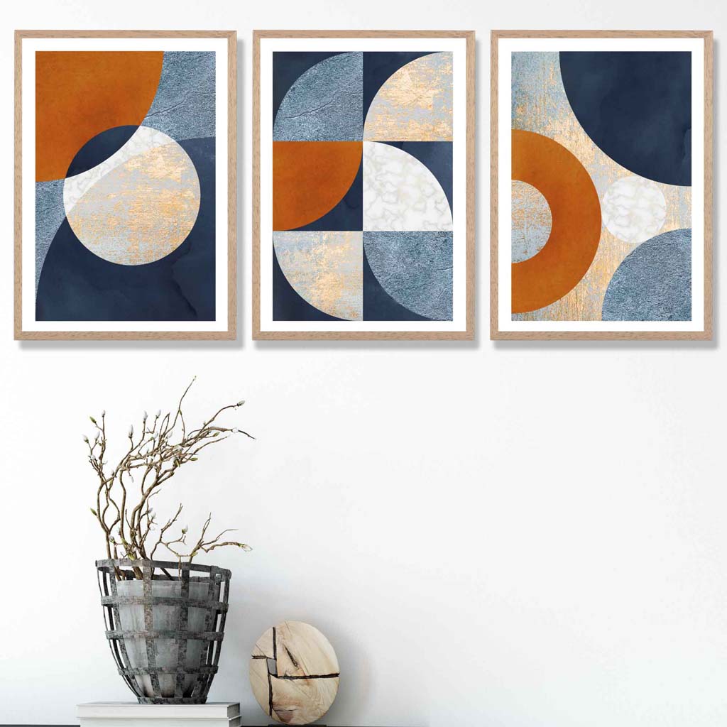 Abstrakt geometrisk sett med 3 innrammede kunsttrykk i marineblått, oransje og gull