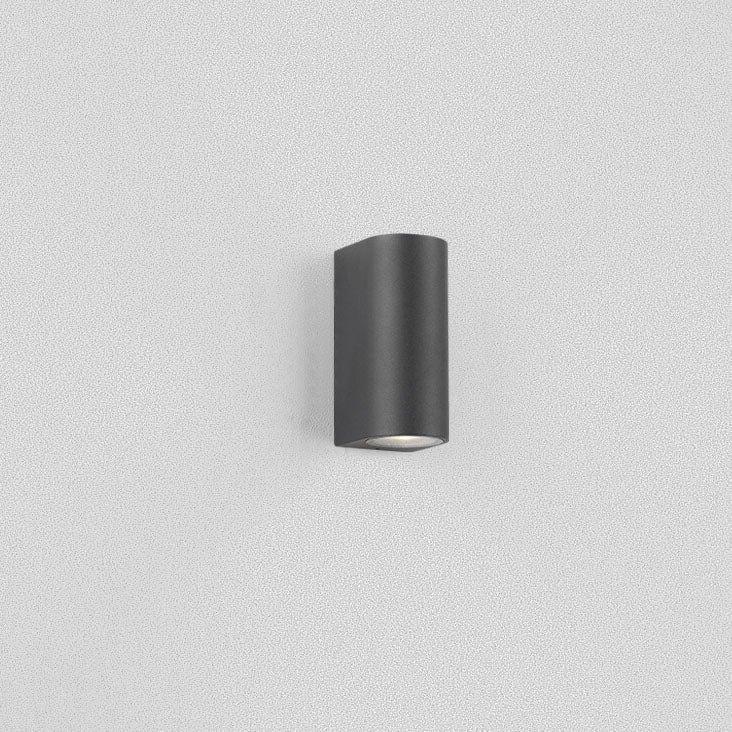 Moderne, enkel, vanntett vegglampe med 2 lyskilder laget av aluminium og glass i sylindrisk design for utendørs bruk.