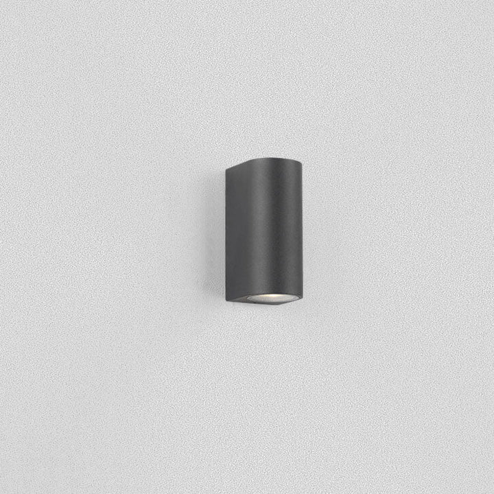 Moderne, enkel, vanntett vegglampe med 2 lyskilder laget av aluminium og glass i sylindrisk design for utendørs bruk.