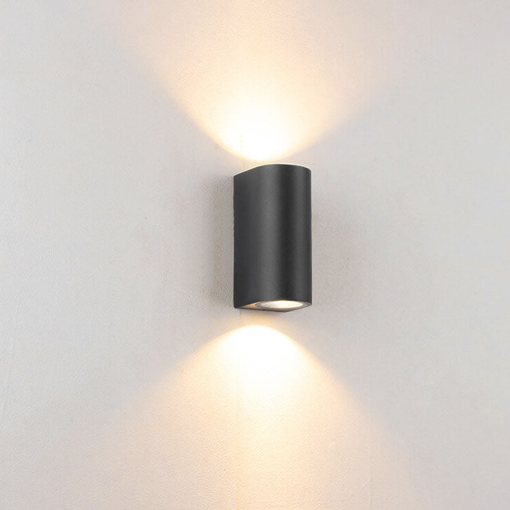 Moderne, enkel, vanntett vegglampe med 2 lyskilder laget av aluminium og glass i sylindrisk design for utendørs bruk.