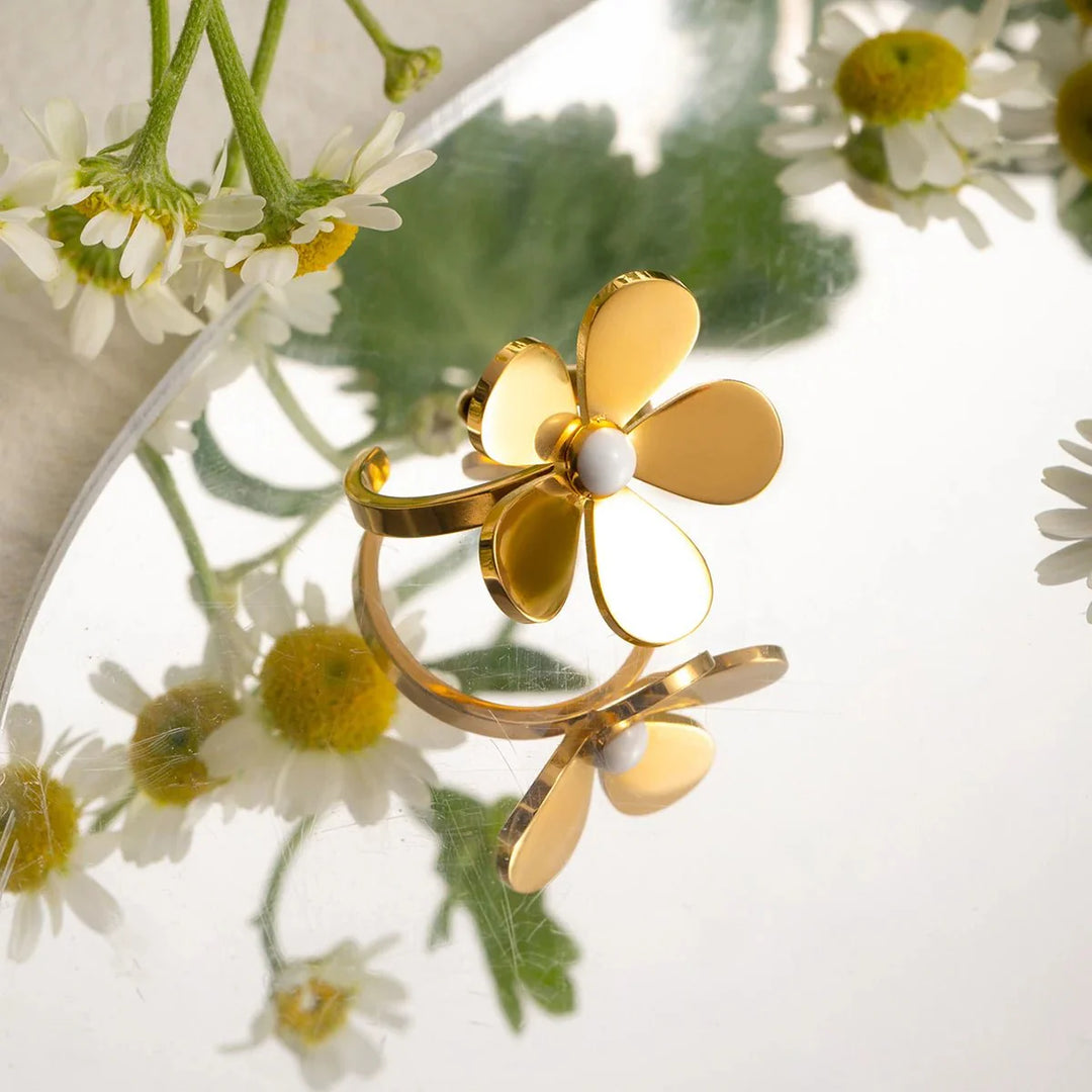 Skanto | 18k Dainty Daisy Floral Ring