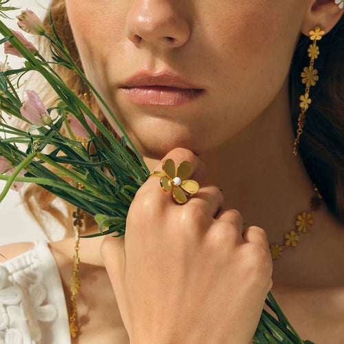Skanto | 18k Dainty Daisy Floral Ring