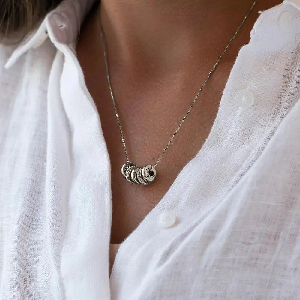Skanto | 18k Personlig Navn Dainty Diamond Disc Halskjede
