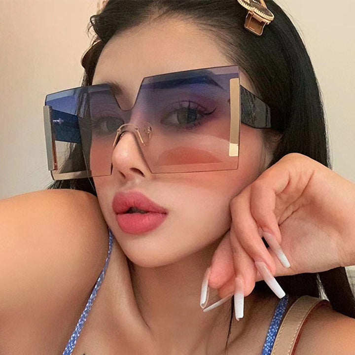 Dame futuristisk oversized solbrille med markant design Skanto